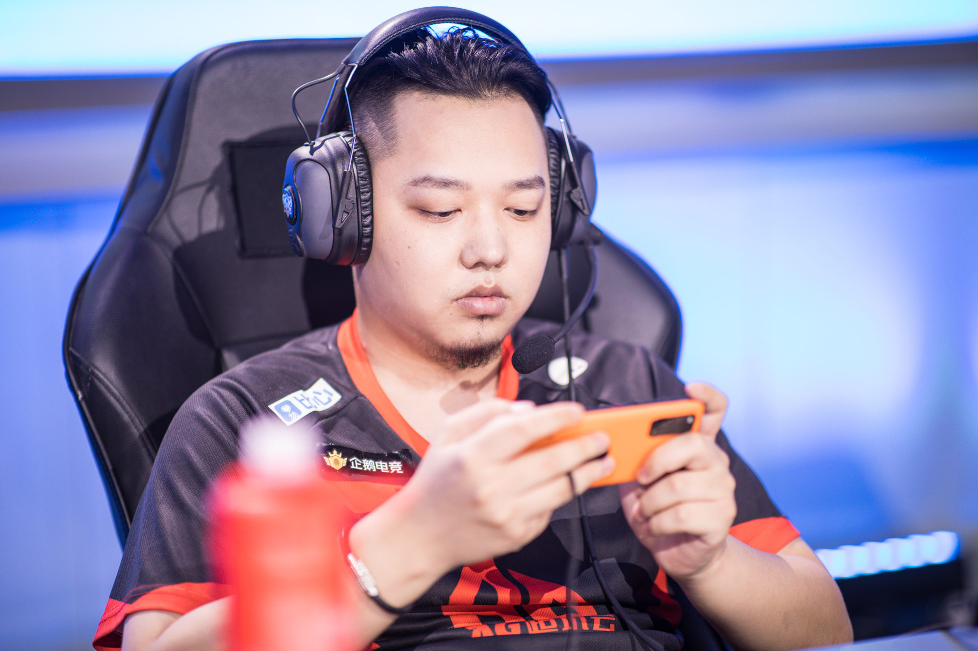 体育赛事 - 阿扎伦卡回归赛场，赛事规则更新首场状态亮眼，RNG观众沸腾！